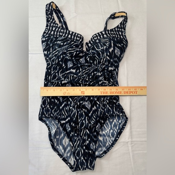 Miraclesuit Blue and White Women’s Escape One Piece in Palatium Colorblock - Picture 4 of 9